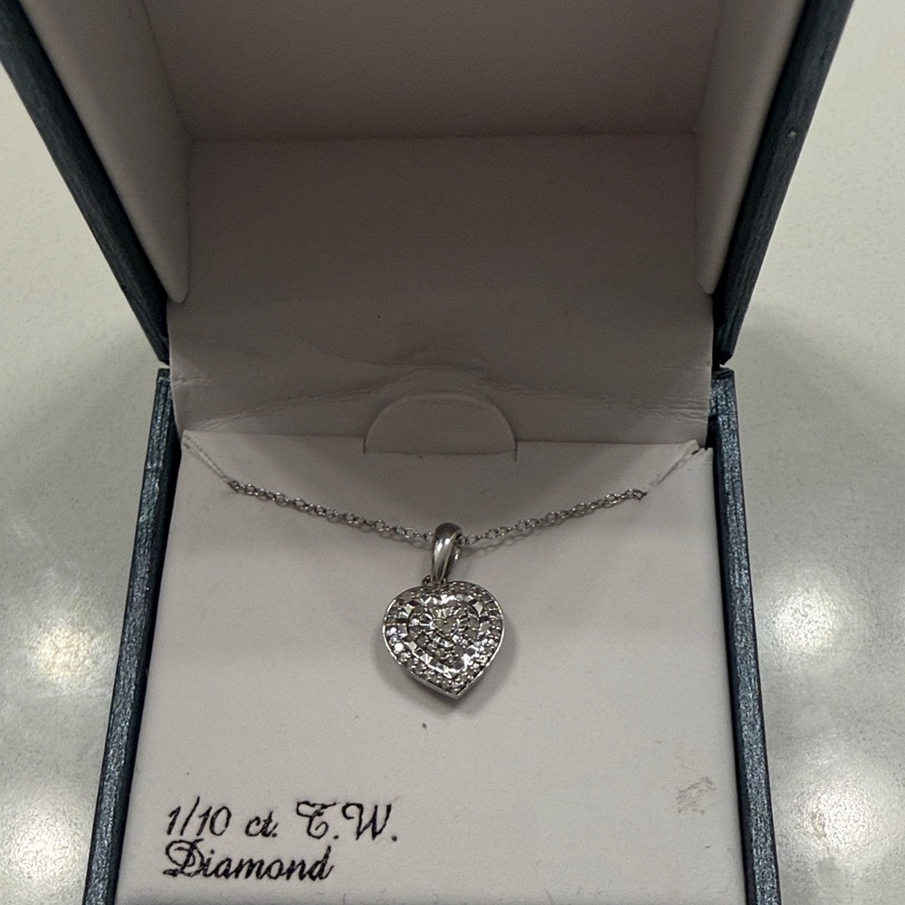 Elegant Silver Heart Pendant Necklace w diamonds NWT